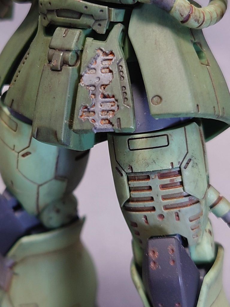 ふんどしアーマーや太ももの走行剥がれの下地にグレー系で塗装したりサビを施したりしました。