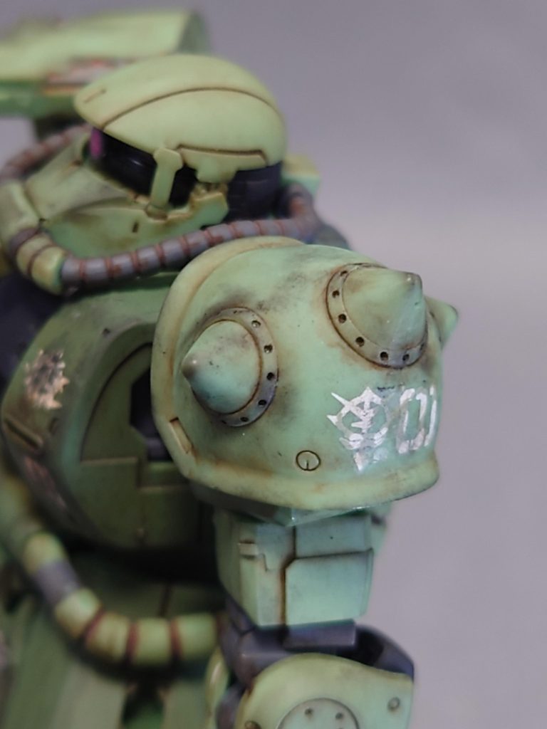 左肩のスパイクアーマーのスパイク基部にある丸モールドはピンバイスで深く掘り込んでみました(^o^)