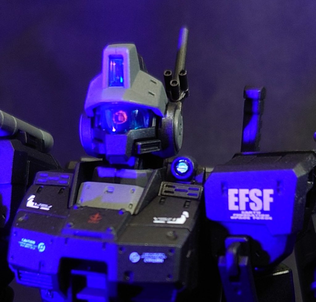 地味にモノアイカメラと肩のセンサーを蛍光塗料で光るようにしてみました。