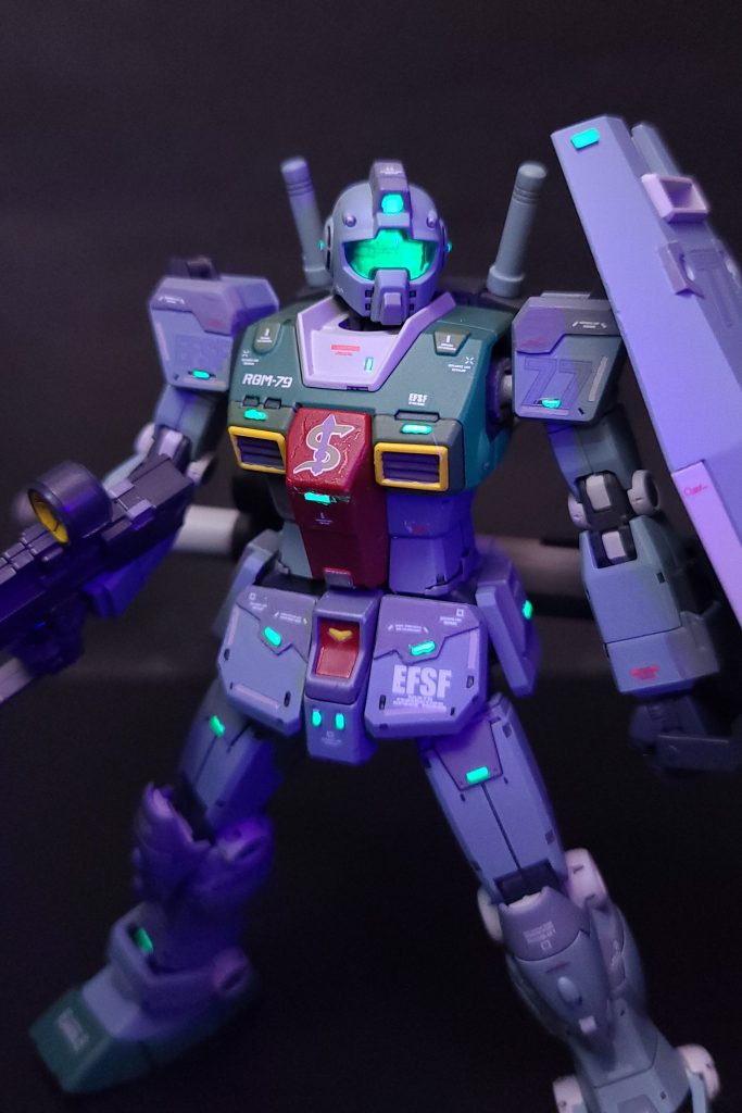 蛍光塗料でチップを塗装。ビコーんと光りますよ