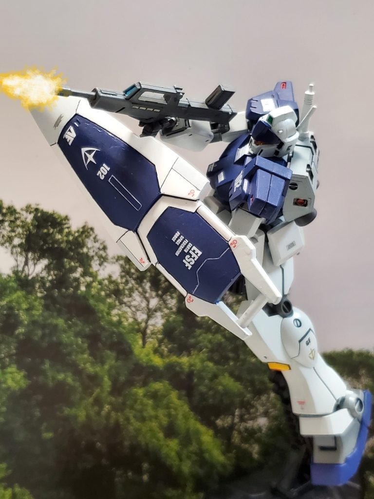 一年戦争後、昇進したハインツ・ベア大尉はペガサス級強襲揚陸艦5番艦『グレイファントム』配属となり、未だゲリラ戦を展開するジオン残党軍と交戦していた❗コーウェン将軍麾下の遊撃部隊の1つとして活動する『グレイファントム』✨搭載されたMSジムカスタムはエースパイロット用に少数が生産され、ハインツ・ベア大尉も搭乗する事となった😊🎶