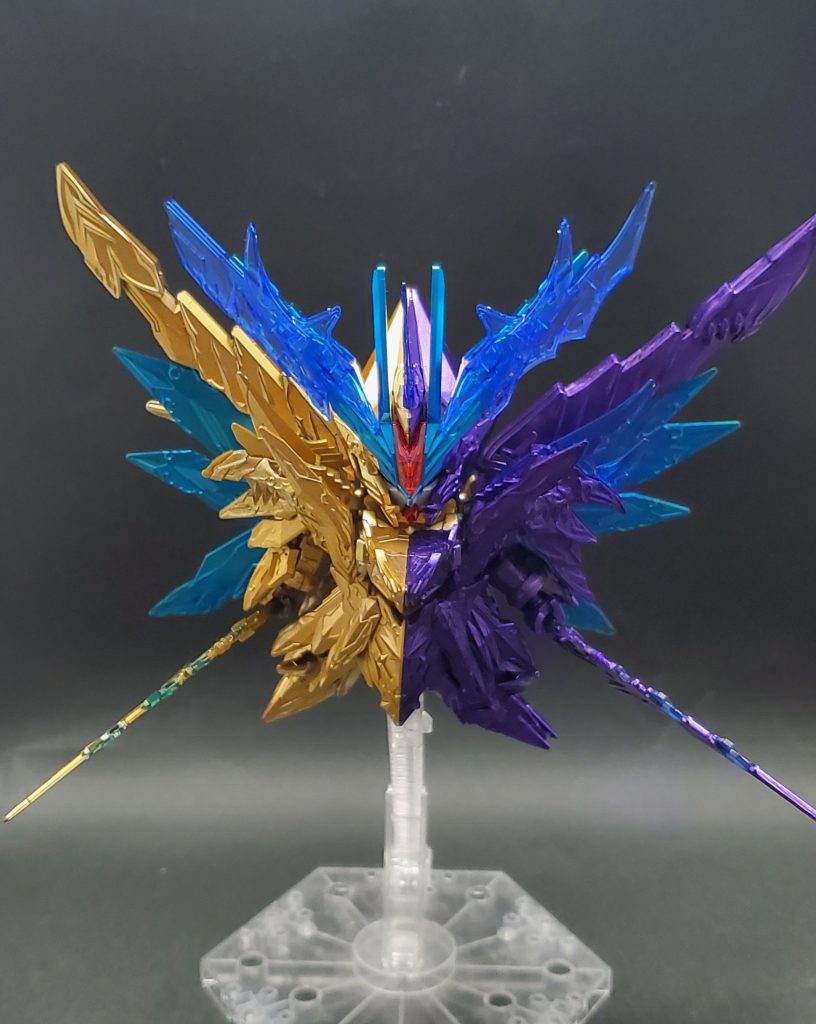 正面から背中の突起ふたつと羽根を塗装すると一気にファイナルフォーミュラーっぽくなります