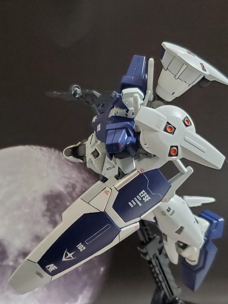 0083年9月下旬、ハインツ・ベア大尉のジムカスタムは高機動型の姿に身を包んだ😌✨現在進行中の『ガンダム開発計画』の試作機に装備する予定のユニバーサル・ブースターポッドと脚部パーツが装着❕実用データ収集が目的であるようだ😔✨