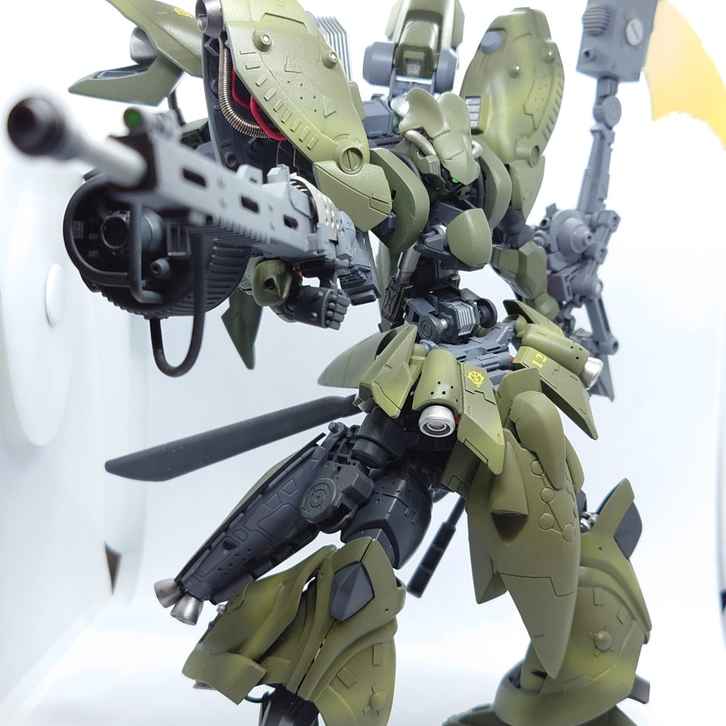 ロングレンジビームライフル長射程のビームライフルで一般的なモビルスーツの全長に匹敵する。精密狙撃時にはバレルが延長するギミックがある。