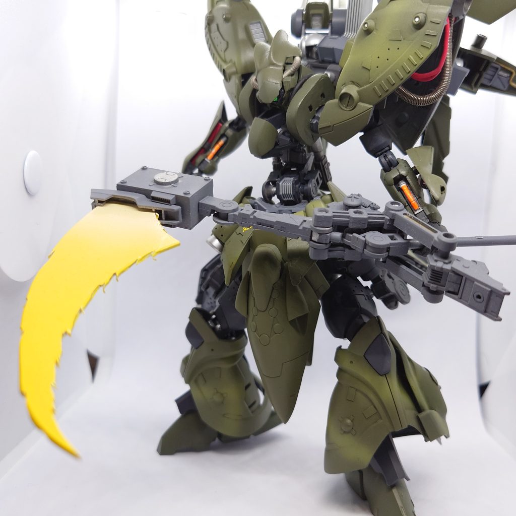 大型ビームサイズ特殊な格闘兵装で片側に偏ったバイアスのビーム刃を形成する。ジム程度であればビームサーベルの上から切り倒すことができるほど高出力