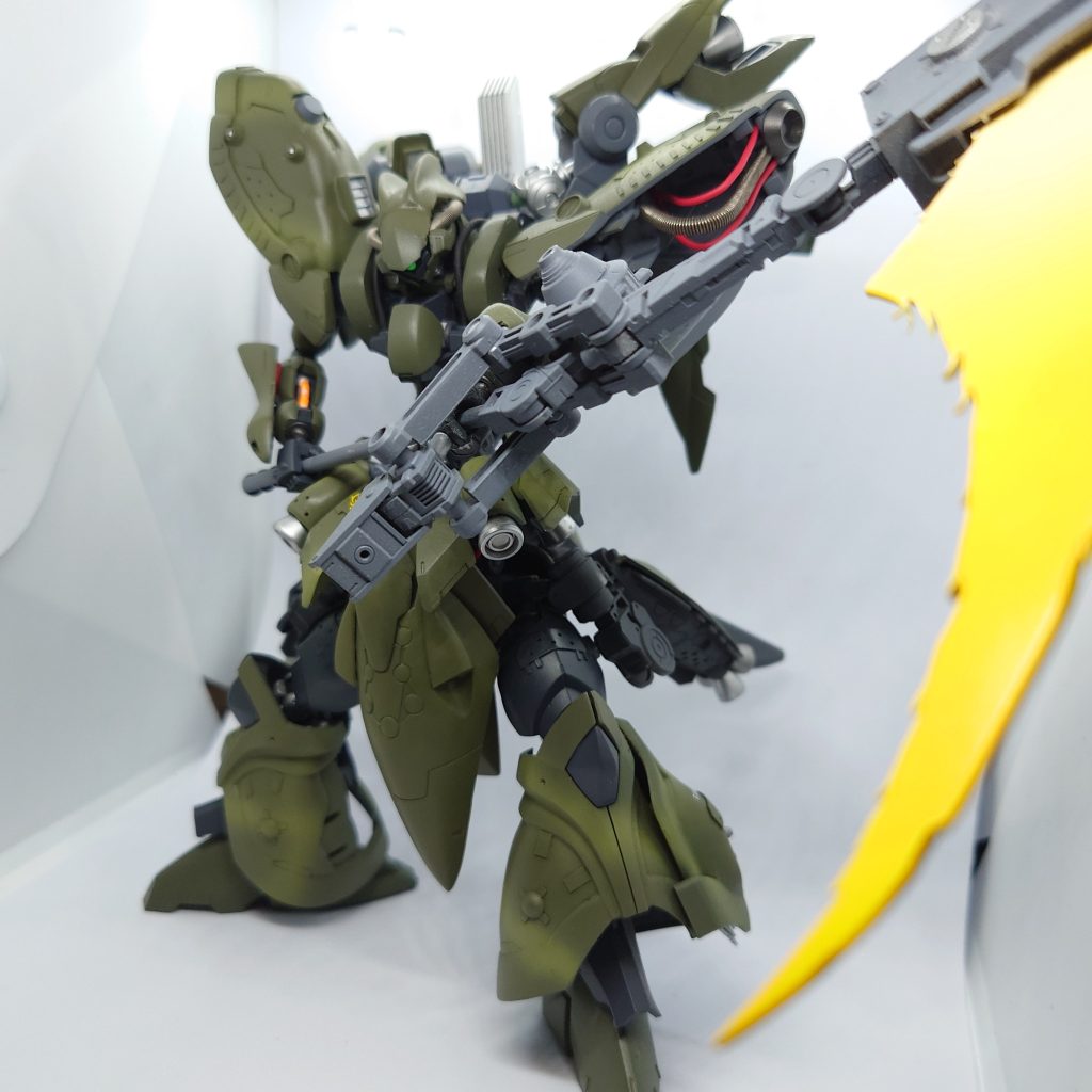 変形ギミックもあり、槍状にすることも可能。大型ゆえに取り回しに難あり。