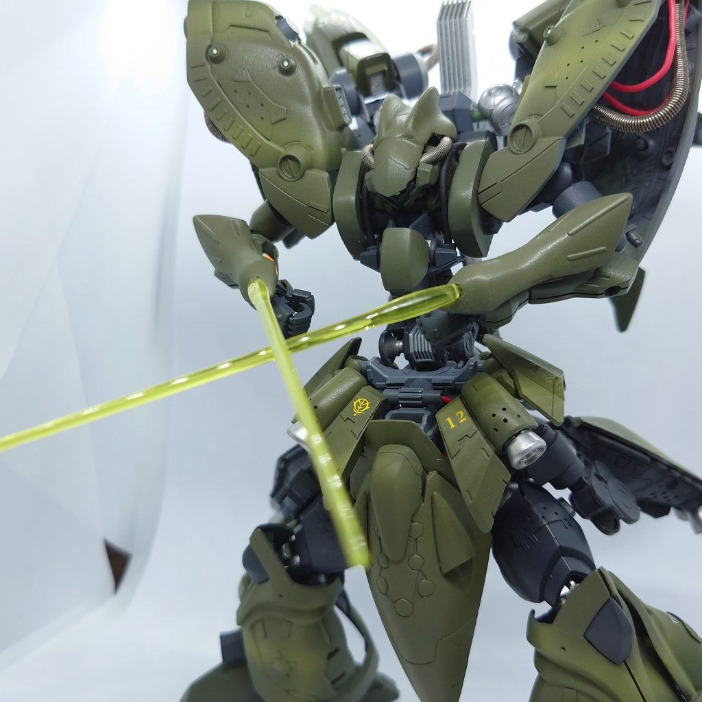 腕部装甲にはビームスポットガンの発信装置があり、連射可能なビームガンとしての他ビームサーベルも発振できる。