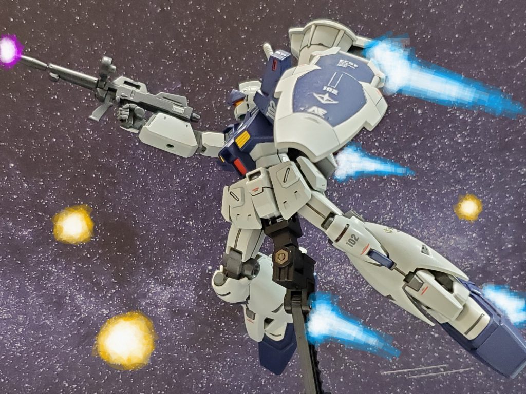 コンペイトウ湾内でついに追いついたハインツ・ベア大尉のジムカスタム高機動型👍✨ビームライフルを放ちながら2号機に急接近🚶💨