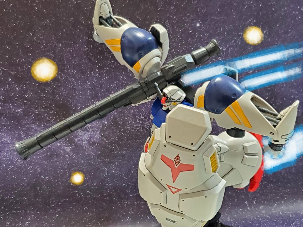 連邦艦隊の迎撃をすり抜け、艦隊中央へ突き進むアナベル・ガトー搭乗のガンダム2号機💨