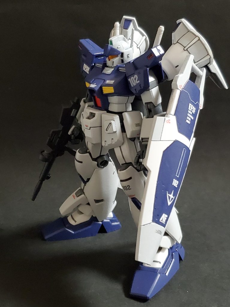ジムカスタム高機動型の姿~👊✨今回は新規制作したHGUCジムカスタムをベースに、スペアパーツ状態にあった1号機Fbをミキシングして高機動型を形にしてみました👍✨今回の制作ポイント~👊✨①ジムカスタム高機動型は資料を探しても明確な姿形がなく、以前Gジェネレーションで登場した機体のようです😊そこではカラーリングは白赤だったようですが、まずグレイファントム配備機という事でカラーリングを変更し、その上でブースターポッド等を取り付け、高機動型に仕上げました😎✨②ミキシングポイントはGP01Fbから、背部バックパック、腰パーツから足まで、ビームライフル、シールドを頂戴しています✨スクラッチなど出来れば良いのですが…私のおっさんの技量では、このぐらいのミキシングしか出来ませんでした😅💦③ジムライフルは弾倉が下側だと持つ時に邪魔になるので、切り取ってライフル上側に装着してます👍✨