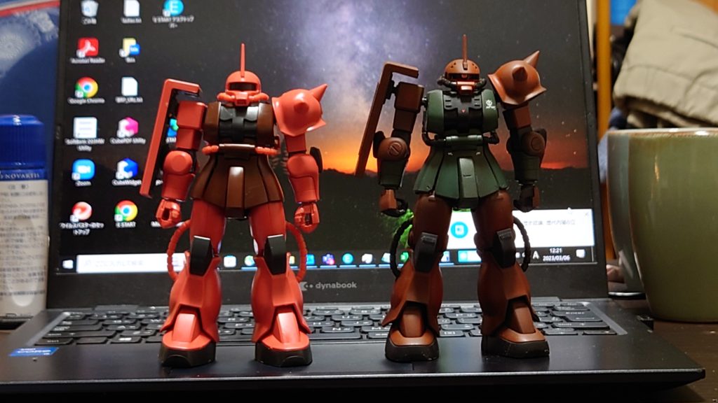 素組み(シャアザクですが…)との比較。四肢の取り付け位置の違いがお解りいただけるかと思います。スパイクシールド取り付け方法の変更、胴体部を上半身と下半身で切り離し(殆ど動きませんけど)、等、思いついた事は大抵やったのですが、反省点として、太腿にロール軸を仕込むべきだったかもしれません。足首の可動範囲広いのに、太腿の可動範囲が狭く、ちょっと勿体ない感じです。行き当たりばったりでは無く最初にしっかりプランを立てるべきですね。最後までご覧いただき、ありがとうございました。