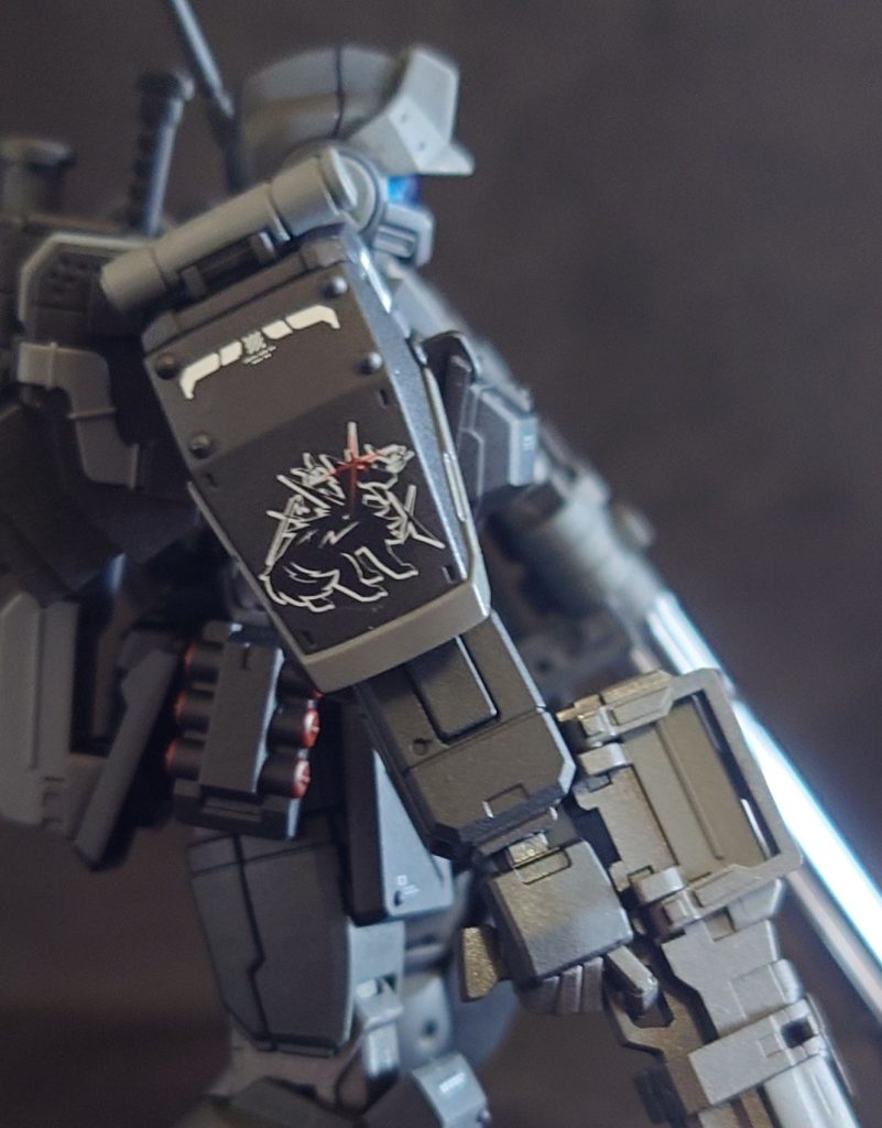 ショルダーアーマーにブラックドッグ隊のエンブレムをデカールで表現。