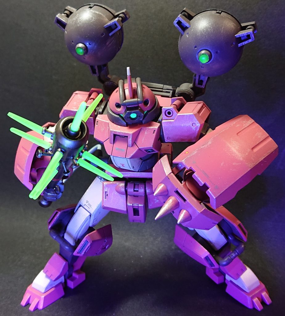 カメラやセンサー、ビーム刃は蛍光塗料で塗装したので光ります!カラーは○トムズの○ルーティッシュドッグを参考にしてます~(皆、むせるとか言うから…)