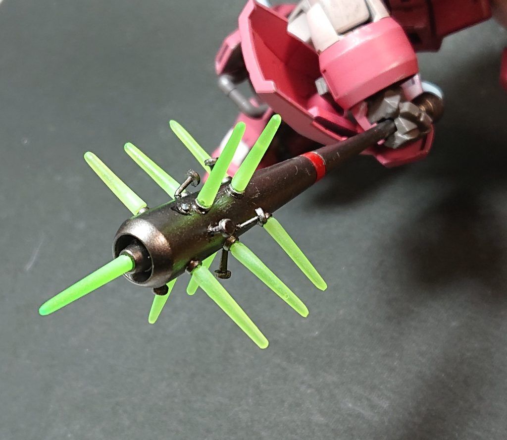 最大出力で斬撃や突きなど、ビームサーベルのつばぜり合いでもダメージ入りそうですね~ (決闘相手もビビるでしょう!) 最大出力は稼働限界時間1分の設定です。ここからビーム兵器のパワー不足を補う為のバックパック&ビームライフルに変わった…とかあったら面白そうですね~