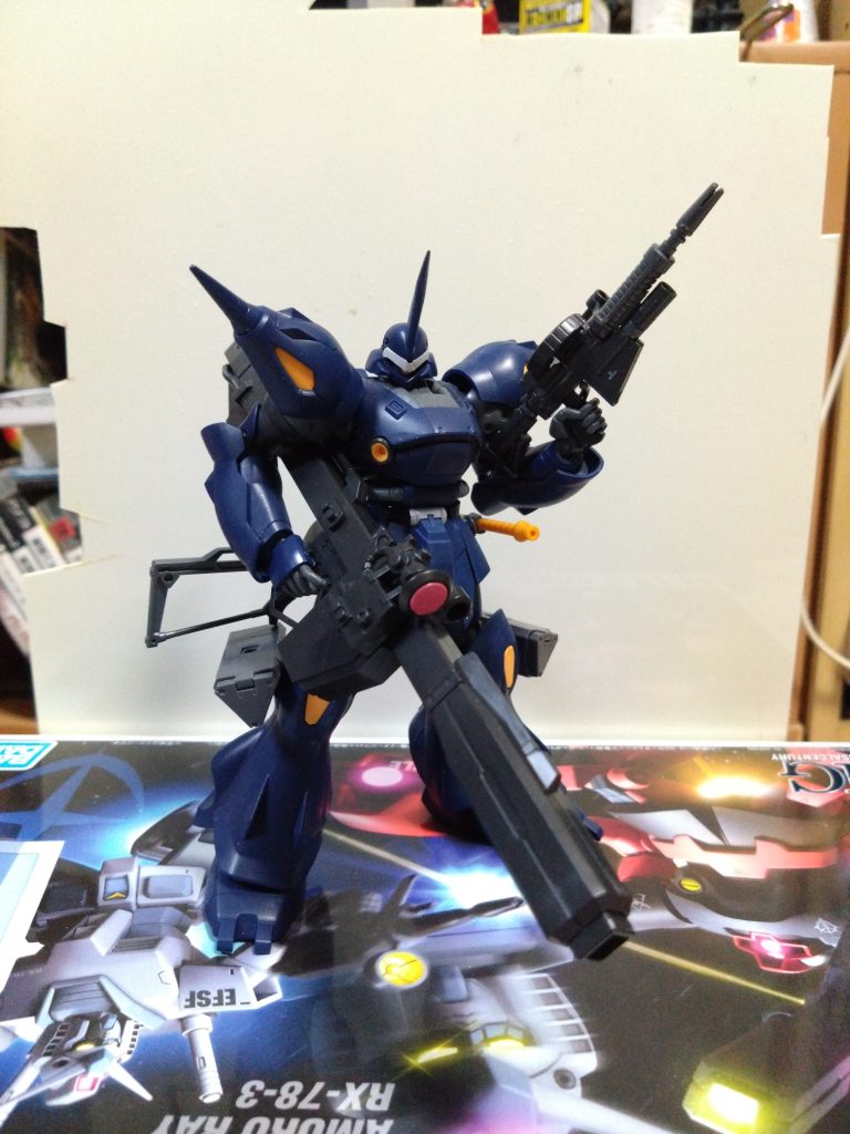 中古で買えたG3とシャアドムキットからビーバズを借りて。ホントは肩に担ぎたかったのですがバランスが悪く、脇下に抱える形に落ち着きました。背中の武装を付けたままだと構えづらかったので外しています。こちらの方がビーム兵器の試験機として見やすいかもしれませんね。