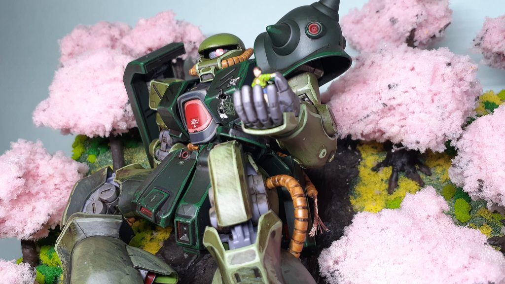 アニメ通り左胸に3発の被弾痕、胴体の動力パイプが切れてワイヤーが露出しているのを表現。