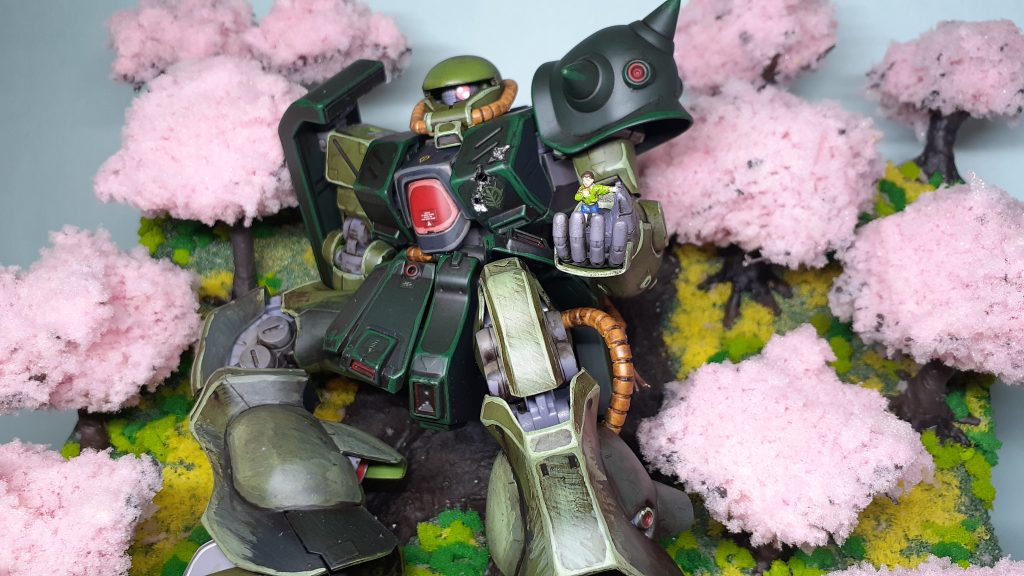 キットの左開き手の、親指だけ角度を変更し、アルを支えてあげています。頭部ヘルメットの庇を少し削り丸くする事で、優しい目元を表現。モノアイもピンクと白で優しくしました。