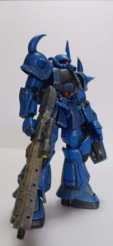 グフといえば、ヒートロッドですが、今回はガンダムベースで購入していた、武器セットから組み合わせたマシンガンを組んで持たせました。