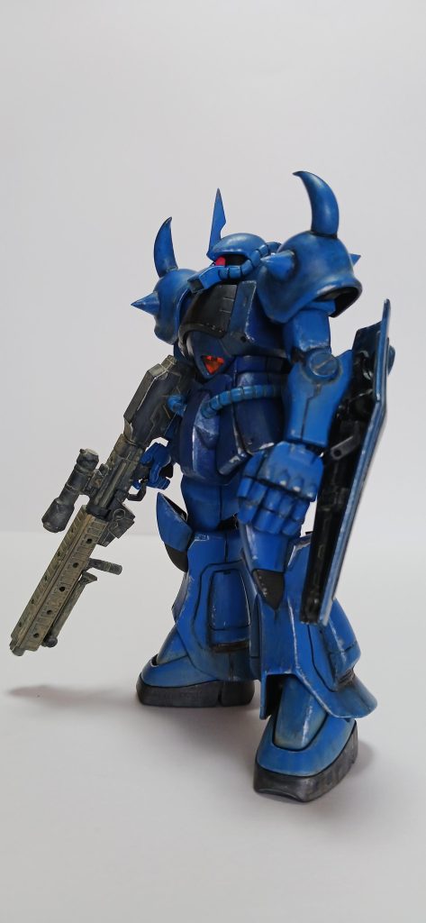 アンテナ、スパイク、鋭利化してます。スパイクは定番のプラ棒つなぎです。モノアイひさし部も少し盛って、モノアイが、よりハート型に見えるようにしてみました。