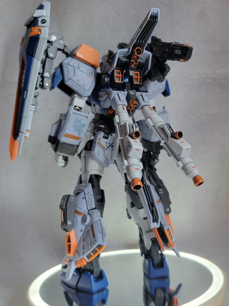 まず追加のプロペラントタンクとシールドを肩にマウント