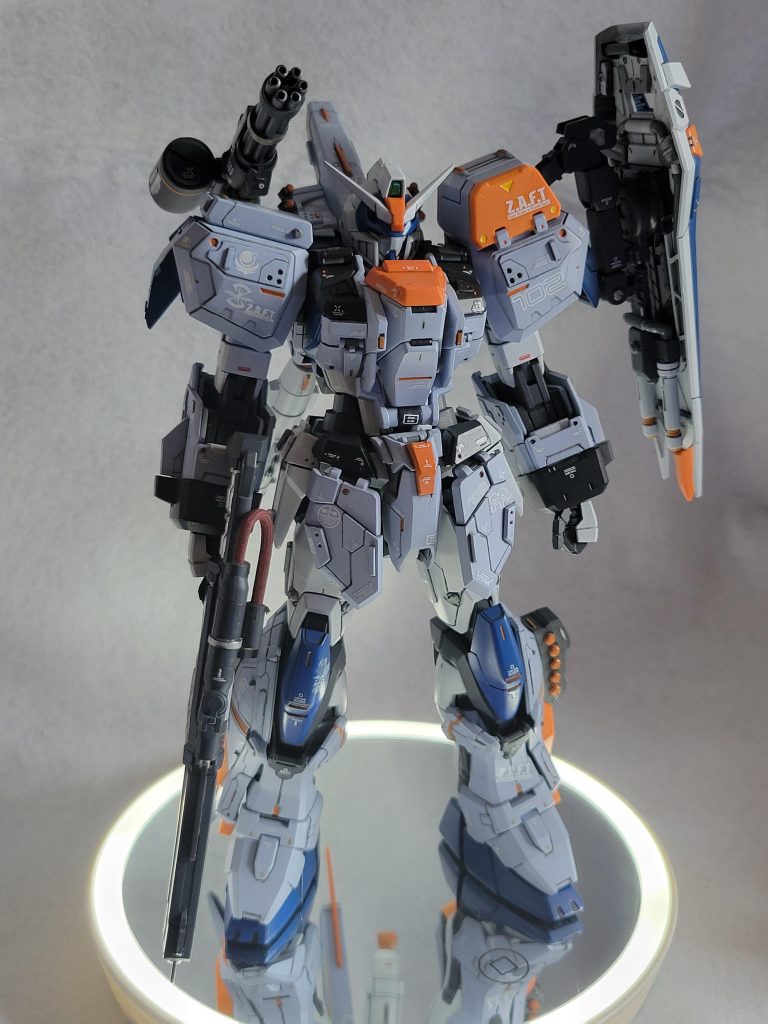 股間のアーマー追加、右肩のビームキャノンだったのをガトリングに変更