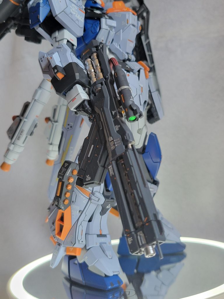 ビームライフルがちょっと心もとなかったのでジャンクパーツから切り刻んで繋ぎ合わせたライフル新造(大袈裟な事ではないのですが…)あと両足にミサイルポットも追加