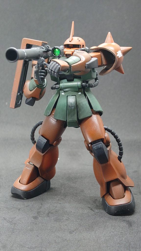 ザクバズーカ、オリジン版を見慣れた今では小ぶりに感じますが、構えされてみると迫力がありますね。