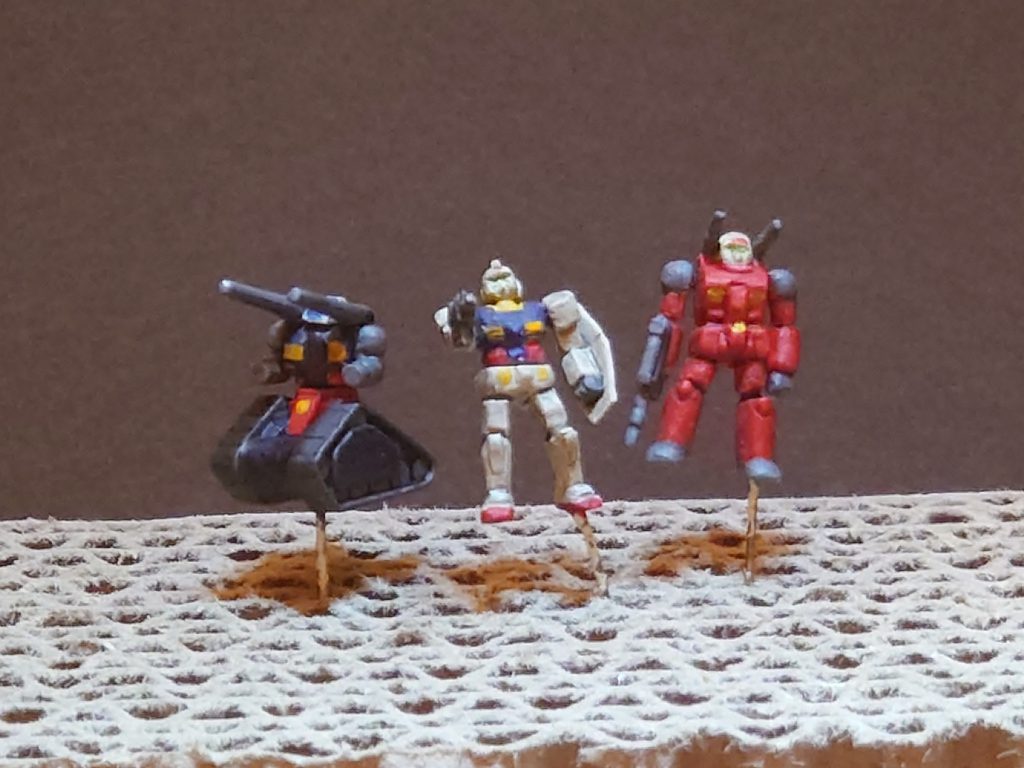 ガンダム、ガンキャノン、ガンタンク１／１２００で小さいのに加え、旧キットですので正直大変でした。各部で分割してプロポーション変更、ワイヤーを仕込んでポーズを変更しています。ガンダム、ガンタンクの頭部はランナー削り出し。アンテナは諦めました。塗装はアクリル筆塗り＋シタデルのナルンオイル。写真を撮ってないですが、ガンペリーも少し改造しています。