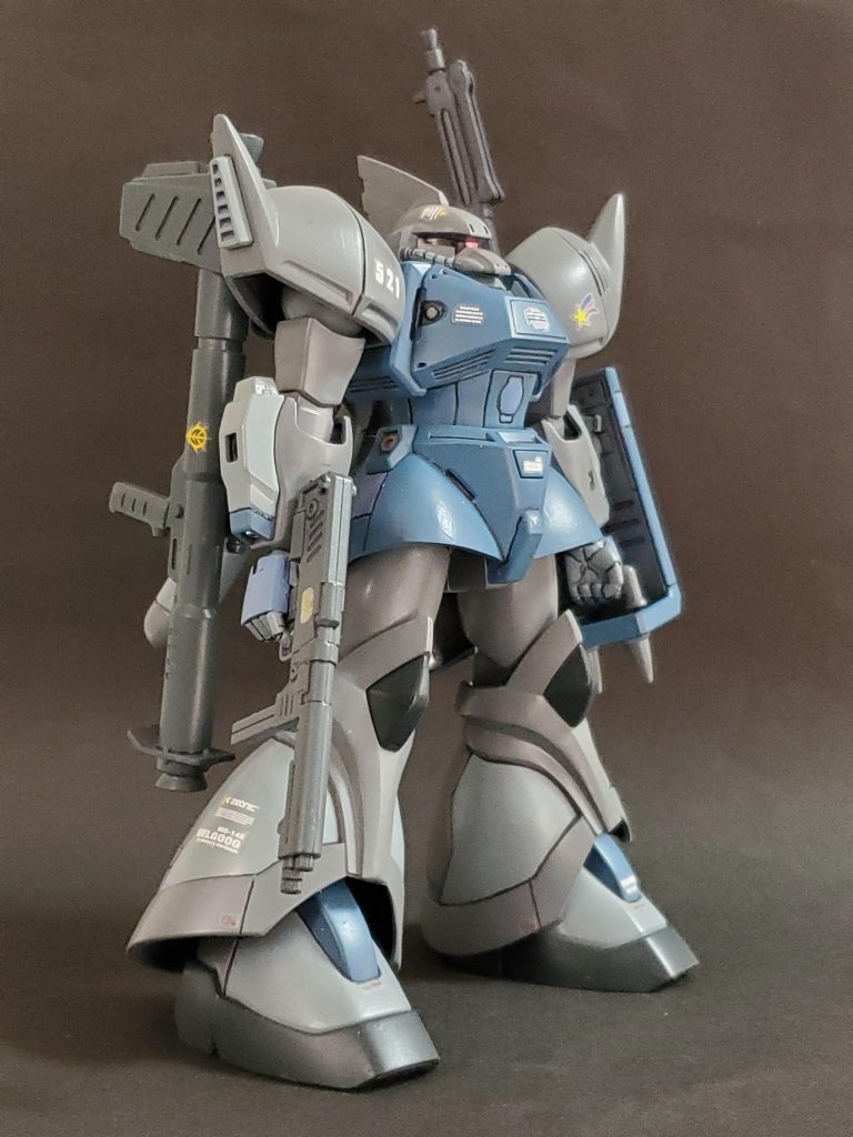 今回は初制作なのでドキドキワクワクしながらゲルググマリーネを組み上げました😊✨HGUCでも古いNo.のキットなので可動域には難ありでしたがカッコいい機体で満足しています👍✨今回のポイント～🎶①カラーリングはエース機という事で緑ではなく青に変更しグレー部分も塗り塗りする全塗装🖌️合わせ目も随所にあるので処理してます🎵仕上げは艶消しスプレーでfinish👍✨②武器はキットにはないビームマシンガンをゲルググJより拝借🎶バックパックにはバズーカキャノンとしてラケーテンバズを連結しました😎✨