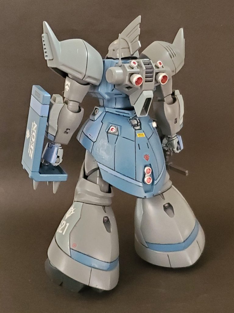 Lia view～✨③今回いちばん頑張ったのはリアスカート、レッグアーマーのスジ彫りです😊🎶いつも上手く引けなくて二の足を踏んでいたのですが、スジ彫りガイドテープというものがあると知り購入👊✨これを使ったら、今までの苦労が嘘のように引けるわ引けるわで楽しくモールド作りが出来ました～🎊まだまだ情報量足りませんが、今後の足掛かりにはなりました👍