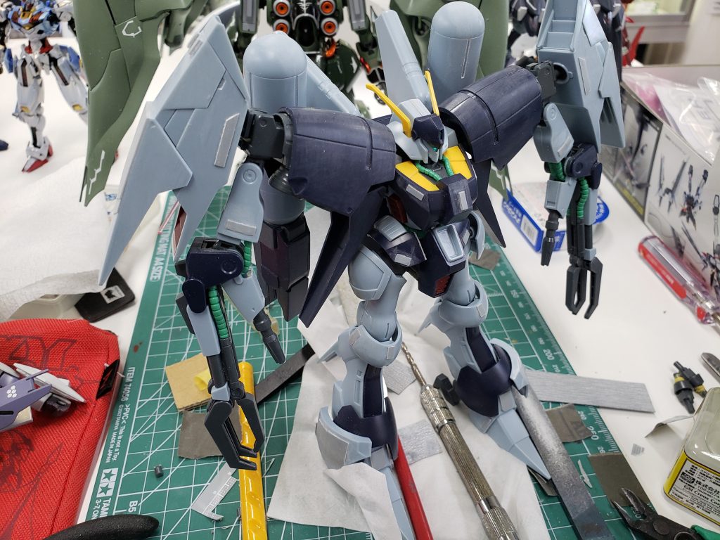 プラ板貼ってる時