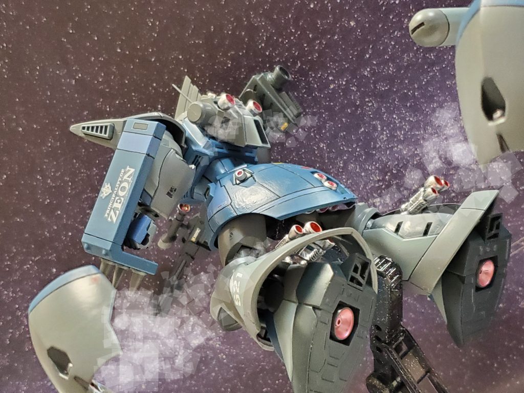 これは手強い相手と判断し、レッグリアアーマーをパージし脚部バーニアスラスターを露出させるバウアー中佐😎✨通常、アーマー内での使用では補助であるため出力が抑えられているが、これにより全開の機動性を発揮出来るのである👍✨プロペラントタンクも分離し、さらに軽量🎶