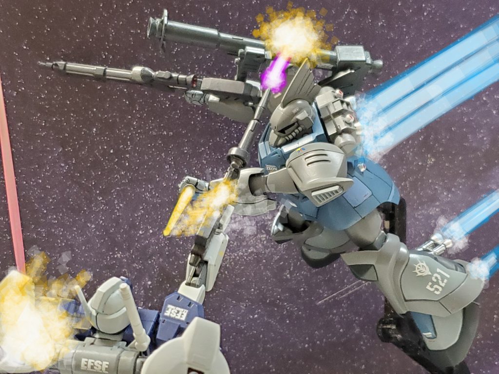 射撃によりジムカスタムのブースターの１基を破壊💥機動性が落ちた瞬間に突撃～✨ビームライフルを切り裂く⚔️しかし、それと同時にライフルでバズーカキャノンを破壊される💦