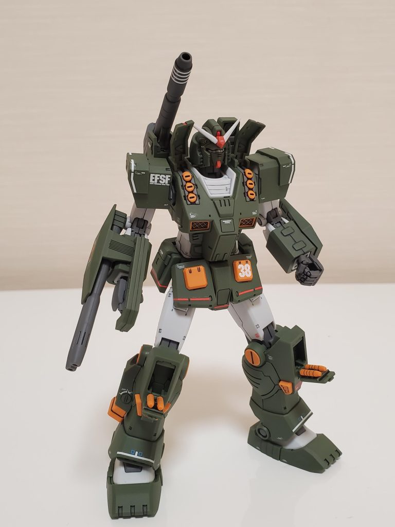 ミサイルハッチ展開。ラインデカールは大分難儀しました。ヘビーガンダムを作った際、ラインシールでも厚さがあまり目立たなかったので、そういう物があっても良いですね。バンダイさん、ガンダムデカールの逆パターン(シール)とか出してくれたら良いのですが…。