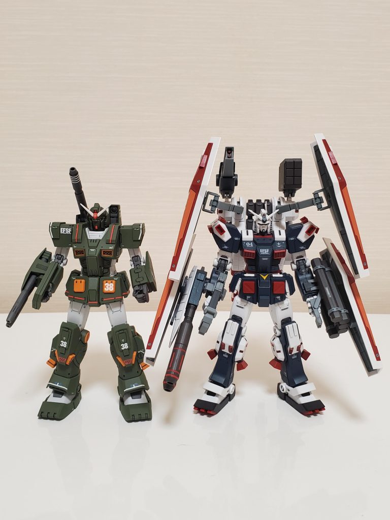 FAガンダム(サンダーボルトver.)と。TBver.は小顔なので並べると少し違和感がありますね。