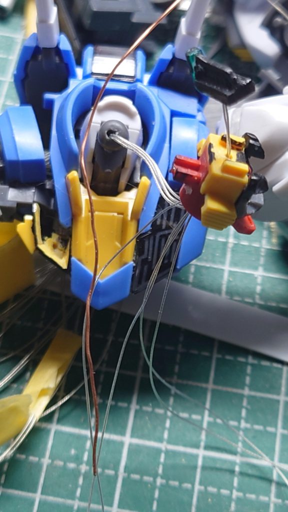 首、両肩、股関節パーツはピンバイスで穴あけして配線。目を緑に光らせつつパーメットスコアフォーの再現が出来なくなってしまったので、次にエアリアルか改修型を購入できたら、今回の改造を元に配線最適化リベンジをしたく思いますので、次回もよろしくお願いします。