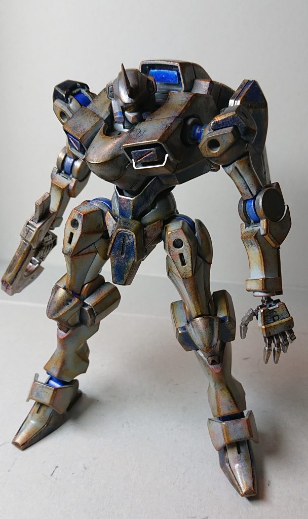 ザウォート(ノーマル)肩部装甲は取り外し可能なので元のザウォートに戻せます。関節の一部がブルーなのは、いい感じに合うと思ったので塗装しました。