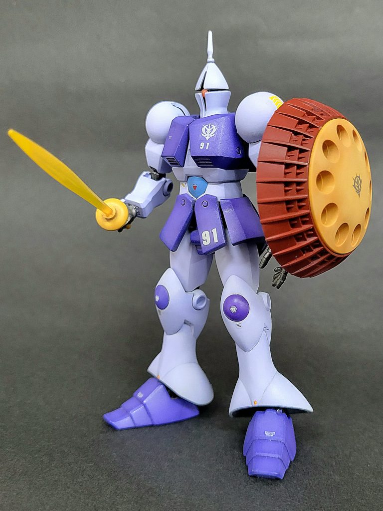 肩にもボールジョイントを仕込んでいますが、可動域はかなり狭め。