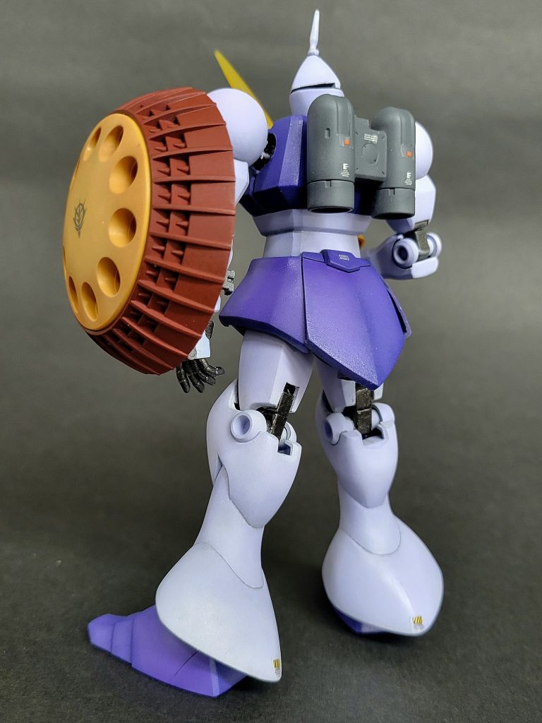 ボディカラーは、タミヤの「パープル」に「フラットホワイト」で色調。わずかに「フラットブルー」も足しています。