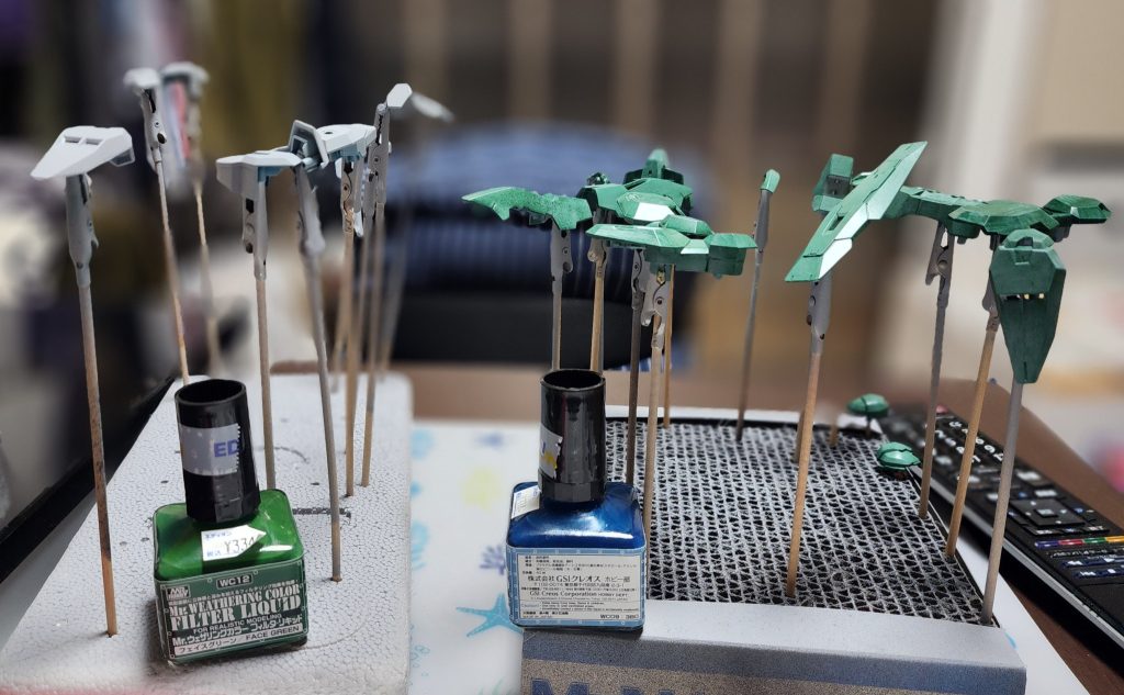 まずは成形色がこれでは無い感が尋常ですので、色を筆で塗りたくりました、サフの上にリキッドフィルターという塗料を塗りたくり、１日程乾かしたら、ドライブラシの容量で自分納得ゆくまで筆でなぞりまくります。お好みの仕上がりになったら、スーパークリアーつや消しにて定着させる容量ですすめます。