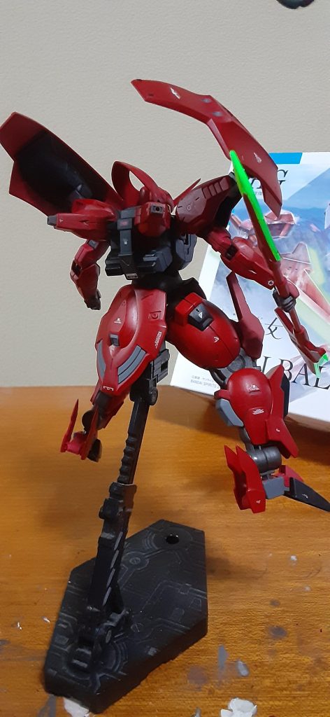 バックパックのスラスター、埋没してる感じだったのでビルダーツパーツのノンスケールのスラスターを少し削って合わしてます。塗装はスラスター類をメインのを黒鉄色で、下半身のをグレーで塗り分け　バックパック自体も艶消し黒とグレーで調色して塗装