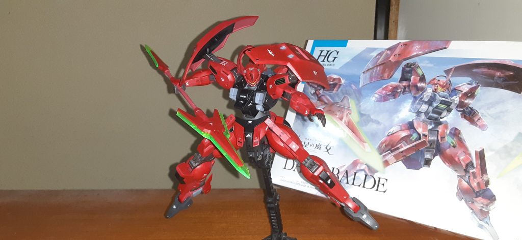 全体的な塗装、メインの赤はMrカラーの赤とワインレッドで調色して深い赤に、胸部の整形色が濃いグレーだったので艶消し黒に、白いパーツはグレーに。足にある白いパーツも艶消し黒にして全体的に引き締まった印象にしました、個人的に好きなカラーリングでもあります。塗装方法は筆なんで艶消しクリアーでムラをごまかしてますw　関節と手首はガンメタです。