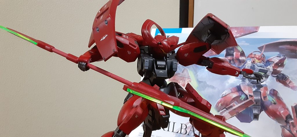 アンテナがどうも小さく見えたので1.2ミリプラ板で大きめに作りました、ディテール入れたほうが良かったですね…頭頂部とアンビカーの一部に0.5ミリでディテール入れてみました。あと設定画に無いモールドを一部パテ埋めしてます、あったほうが良い部分は残してます。