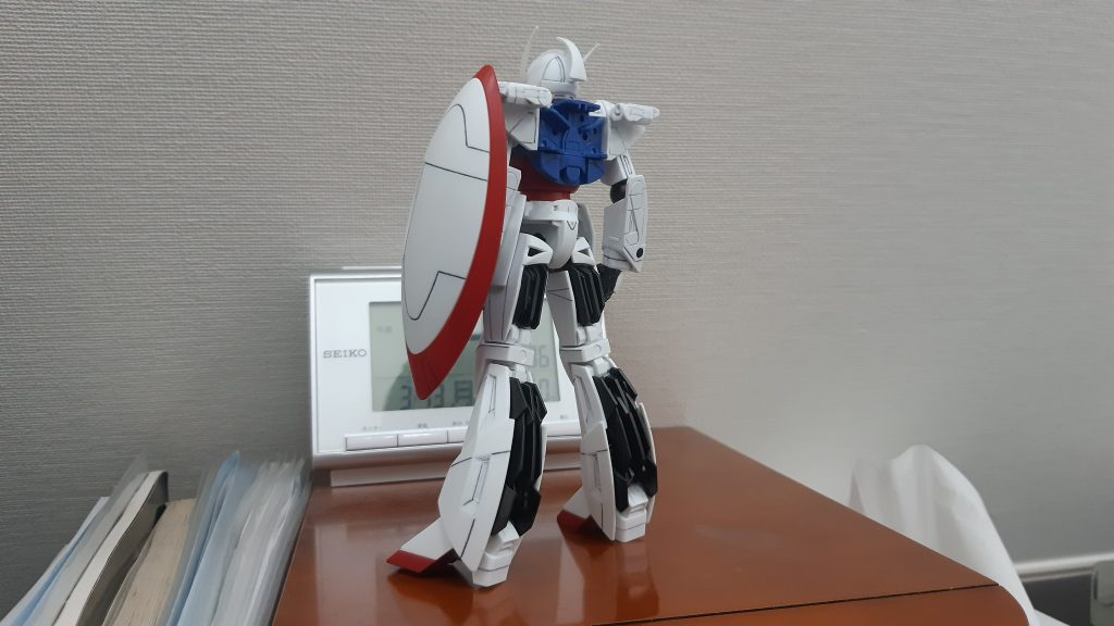 初めてガンダムマーカーで墨入れしました。使い勝手良いです。色を変えすぎるとガンダムでなくなるので、部分塗装で少しだけ暗めの色に落ち着かせました。また、装甲はナノマシンで自動修復する設定なので、汚しなしです。