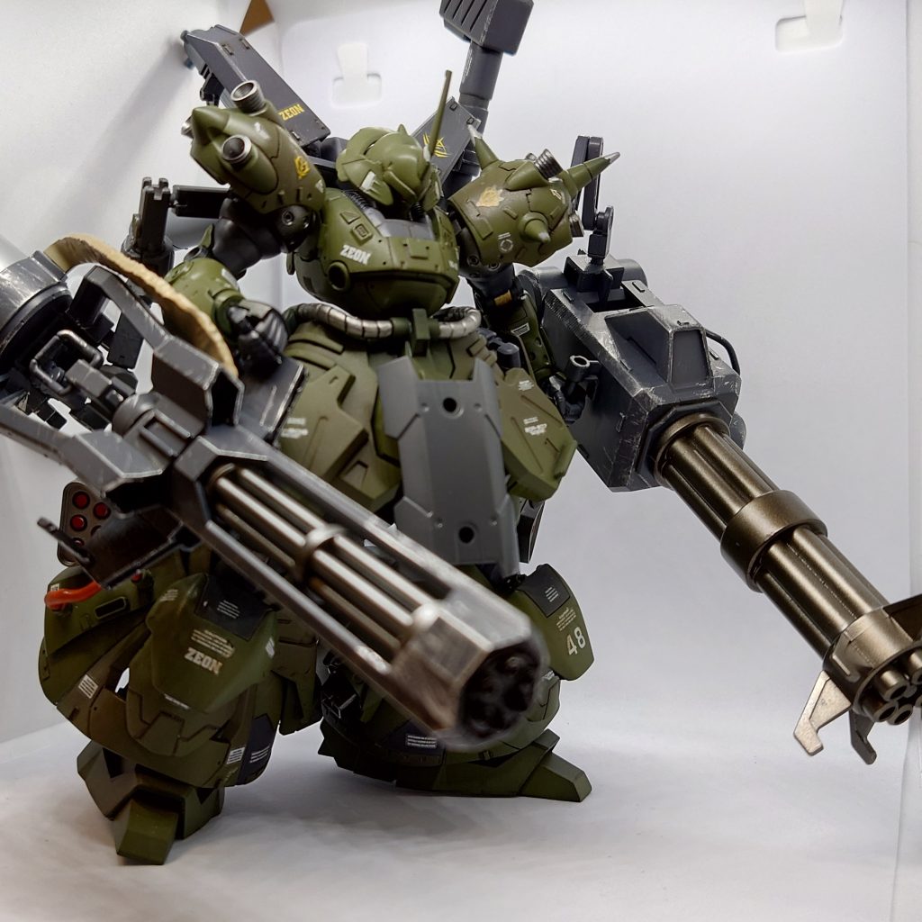 右腕 120ミリ多連装砲左腕 150ミリギガントガトリング双方ともMSによる運用ではなく、MAや艦艇に装備される予定で開発されていた。戦後格納庫に眠っていたこれらの装備をMSでも運用できるよう改修したのが本機体ケンプファーリュストゥングになる。共和国政府が持つドムノーミーデスに触発されている。
