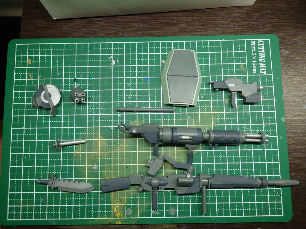 装備類ナイフとドリルは少しだけシャープ化しました。個人的にはライフルよりもガトリングに給弾ベルトあるため通常のデミトレーナーにに装備するならこっちかなという感じがします。今回のキット正直水星の魔女のキットを全部揃えるためのついでに程度でしか考えてなかったのですが、いざ完成してみると「結構かっこよくね」と感じました。ガンダムタイプにはないカッコよさを個人的には感じました。まだまだ水星や鉄血のキットなどたくさんの積みがあるのでこれからもちまちま作成していきますので、また見に来ていただけると嬉しいです。ここまで見ていただきありがとうございました。