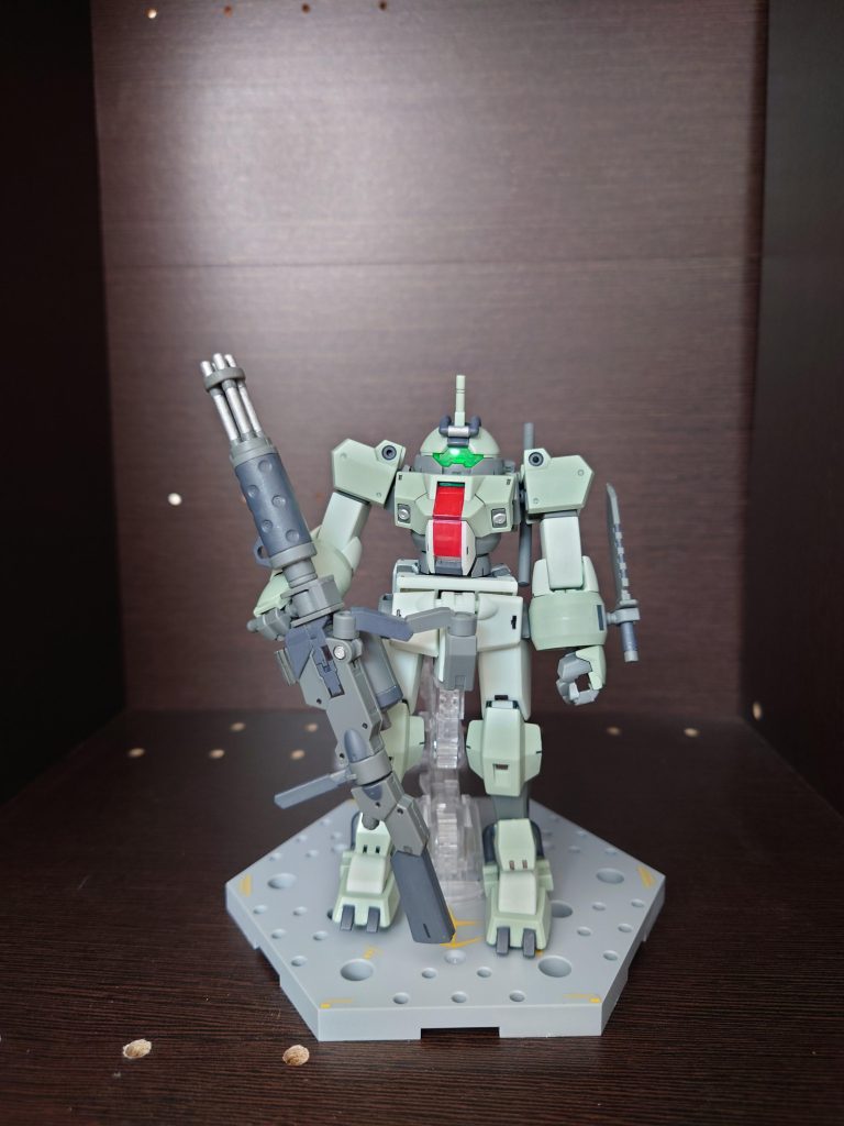 正面銀色の部分はタミヤカラーのフラットアルミ、グレー部分はタミヤカラーのジャーマングレイ、胸部の赤部分は水性ホビーカラーのメタリックレッドで塗装しました。