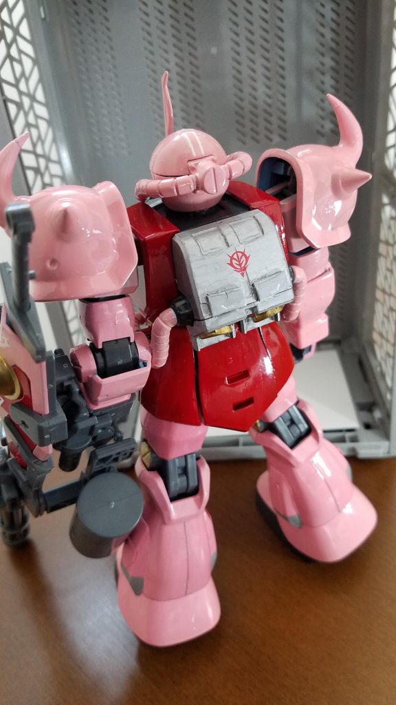 背部は…デカールサボりました。後日ちゃんと貼ります。ランドセルのスラスターにはガンマカの金を塗り、単調にならないよう若干の配慮をしてあります。