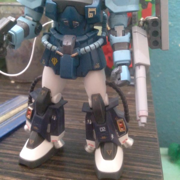 Hello Gunsta!! This is a new project of mine. I am working on making a zeon ace unit. The R-Jarja will be the lead unit. The Gouf B-type will be the artillery unit/long range bombardment type. It is equipped with an external generator to power the beam rifle and a sub generator to power the twin beam cannon. I used an elastic string as the cable for the rifle. For the twin beam cannon, I used one of the metal pipe replacement parts for the mg zaku. I have a bit more to do before it's painting time. The legs are from the high mobility type zaku black tri stars version. I wanted the unit to have good mobility and be able to get into position quickly （2枚目）