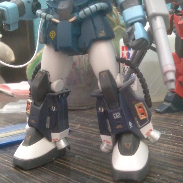 Hello Gunsta!! This is a new project of mine. I am working on making a zeon ace unit. The R-Jarja will be the lead unit. The Gouf B-type will be the artillery unit/long range bombardment type. It is equipped with an external generator to power the beam rifle and a sub generator to power the twin beam cannon. I used an elastic string as the cable for the rifle. For the twin beam cannon, I used one of the metal pipe replacement parts for the mg zaku. I have a bit more to do before it's painting time. The legs are from the high mobility type zaku black tri stars version. I wanted the unit to have good mobility and be able to get into position quickly （3枚目）